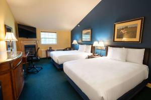 Ένα ή περισσότερα κρεβάτια σε δωμάτιο στο Fireside Inn & Suites Waterville +60 φωτογραφίες
