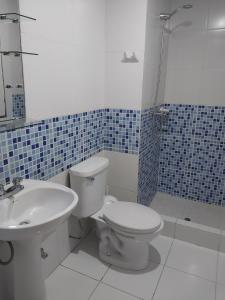 Ванная комната в Amplio Departamento amoblado, Condominio Parques de la Huaca - San Miguel