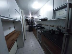 Кухня или мини-кухня в Amplio Departamento amoblado, Condominio Parques de la Huaca - San Miguel
