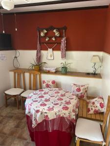 a room with a bed and a table and chairs at El Cercón de Candelo in Magacela