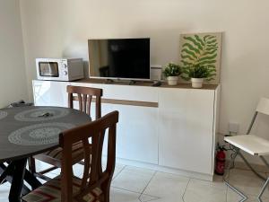 cocina con mesa y TV en la barra en Claudio appartamento Pescara, en Pescara