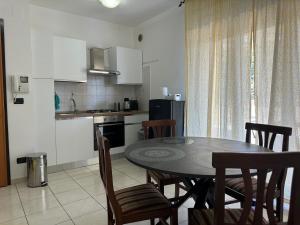 een keuken en eetkamer met een tafel en stoelen bij Claudio appartamento Pescara in Pescara