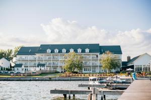Un gran hotel sobre el agua con un muelle. en The Lake House on Canandaigua, en Canandaigua