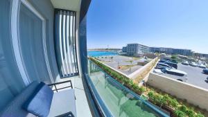 Bazén v ubytování Address Beach Resort Marassi Serviced Apartment One Bedroom Suite, Partial Marina View nebo v jeho okolí