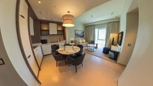 Posezení v ubytování Address Beach Resort Marassi Serviced Apartment One Bedroom Suite, Partial Marina View