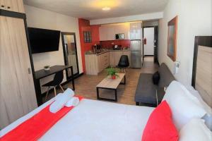 a room with a bed and a kitchen and a living room at DSt4 Well stocked studio in zone 15 in Guatemala