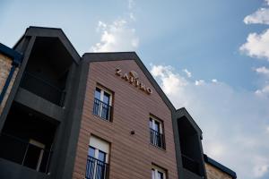 コラシンにあるZafiro M&S Lux Apartmentの上に看板がある建物