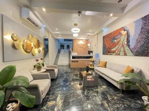 ein Wohnzimmer mit Sofas und einem Gemälde an der Wand in der Unterkunft SouthPark Hotel Naga in Concepcion