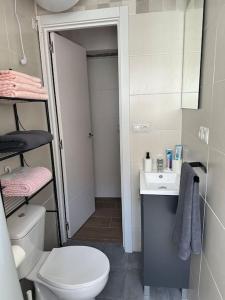 ein kleines Badezimmer mit Toilette und Waschbecken in der Unterkunft Apartamento Tahoní Tarifa Centro in Tarifa + 10 Fotos