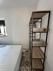 Zimmer mit Bücherregal neben einem Bett in der Unterkunft Apartamento Tahoní Tarifa Centro in Tarifa