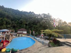 Kampung Karuhan Eco Green Park Sumedangの敷地内または近くにあるプール