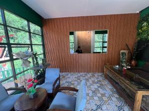 Kampung Karuhan Eco Green Park Sumedangにあるシーティングエリア