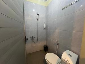 MargawinduにあるKampung Karuhan Eco Green Park Sumedangのトイレとシャワー付きのバスルーム