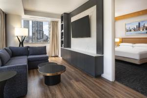 Una cama o camas en una habitación de Residence Inn by Marriott Chicago Downtown Magnificent Mile