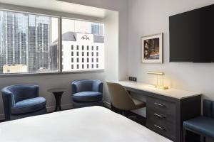 Una cama o camas en una habitación de Residence Inn by Marriott Chicago Downtown Magnificent Mile