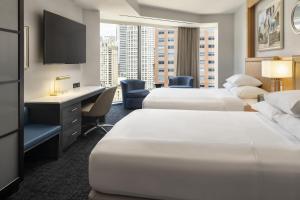 Una cama o camas en una habitación de Residence Inn by Marriott Chicago Downtown Magnificent Mile 37 fotos más