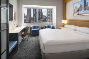 Una cama o camas en una habitación de Residence Inn by Marriott Chicago Downtown Magnificent Mile
