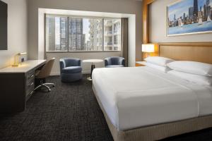 Una cama o camas en una habitación de Residence Inn by Marriott Chicago Downtown Magnificent Mile