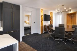Una cocina o kitchenette en Residence Inn by Marriott Chicago Downtown Magnificent Mile