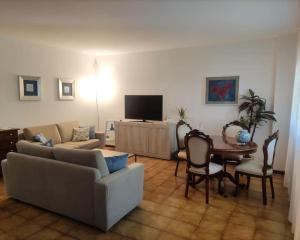 a living room with a couch and a table at casa a schiera, a 150mt dal mare in Lido di Jesolo