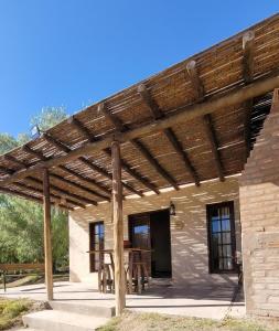 an outdoor patio with a wooden pergola at La huella Jáchal - Casas de Campo in San José de Jáchal