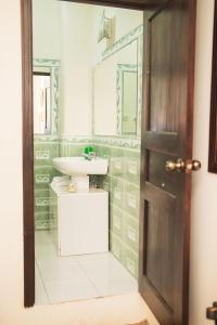 a bathroom with a sink and a mirror at La Casa de Nina in Juayúa +20 photos