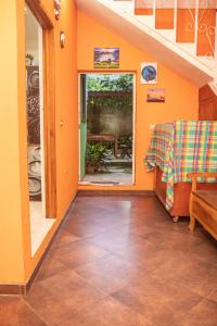 a hallway with orange walls and a table and a bench at La Casa de Nina in Juayúa