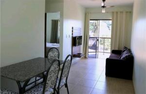 a living room with a table and chairs and a couch at Bonito Residencial Flat in Bonito