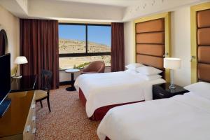 Postel nebo postele na pokoji v ubytování Petra Marriott Hotel + 32 fotografií