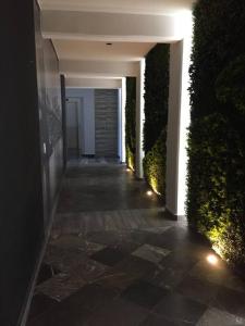 einen Flur eines Gebäudes mit Licht in der Unterkunft Departamento amueblado de lujo in La Concepción