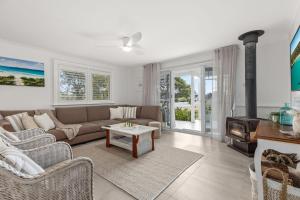 Χώρος καθιστικού στο By the Bay by Experience Jervis Bay