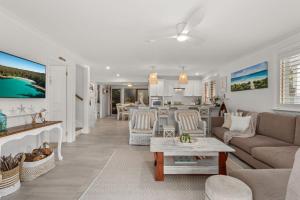 Χώρος καθιστικού στο By the Bay by Experience Jervis Bay
