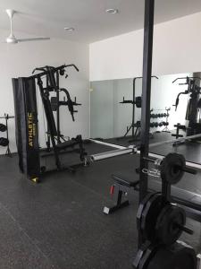 ein Fitnessstudio mit mehreren Laufbändern in einem Raum in der Unterkunft Departamento amueblado de lujo in La Concepción