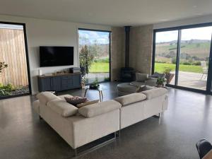 Μια τηλεόραση ή/και κέντρο ψυχαγωγίας στο Luxury Modern Farm Stay with Country Living