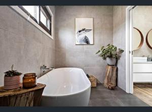 Ένα μπάνιο στο Luxury Modern Farm Stay with Country Living +44 φωτογραφίες