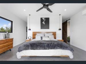 Ένα ή περισσότερα κρεβάτια σε δωμάτιο στο Luxury Modern Farm Stay with Country Living