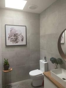 Ένα μπάνιο στο Luxury Modern Farm Stay with Country Living