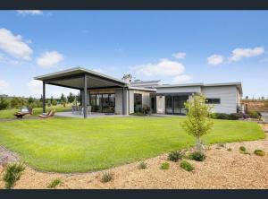 Κήπος έξω από το Luxury Modern Farm Stay with Country Living