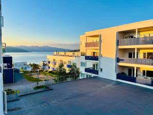 vistas a un edificio con aparcamiento en Studio apartamento em Tromsø Noruega, en Tromsø