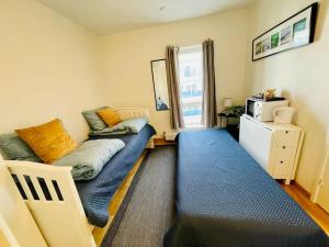 Una sala de estar con un sofá y un microondas. en Studio apartamento em Tromsø Noruega, en Tromsø