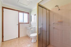 Ένα μπάνιο στο Breezy Bungalow at Malua +6 φωτογραφίες
