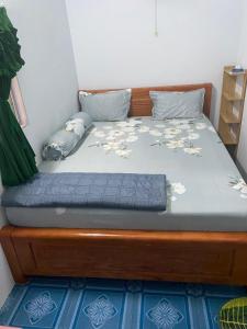 ファンティエットにあるMotel Phương Anhの木枠のベッド1台分