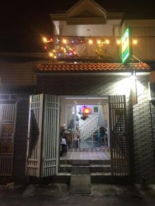 ファンティエットにあるMotel Phương Anhの夜の家の玄関