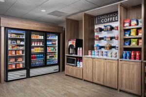 Una cafetería con dos refrigeradores en una tienda. en Candlewood Suites Alexandria - Fort Belvoir by IHG, en Alexandria