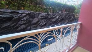 En balkon eller terrasse på The grand Caribbean condo Pool access