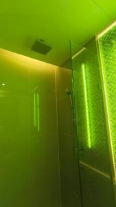 Et badeværelse på The grand Caribbean condo Pool access