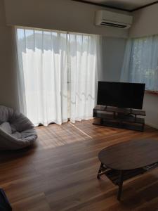 TV a/nebo společenská místnost v ubytování SamuraiBeach