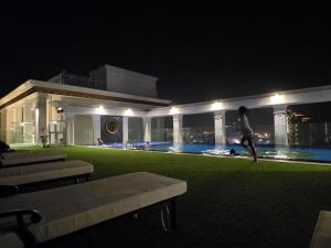ジョムティエンビーチにあるThe Empire Tower Pattaya, Jomtien Beachの夜の家庭に立つ男