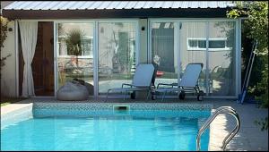 乔斯马拉尔Pirca Malal的游泳池旁的两把椅子