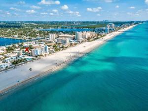 an aerial view of a beach and the ocean at Southwinds Inn by The Gold Nests in Hollywood